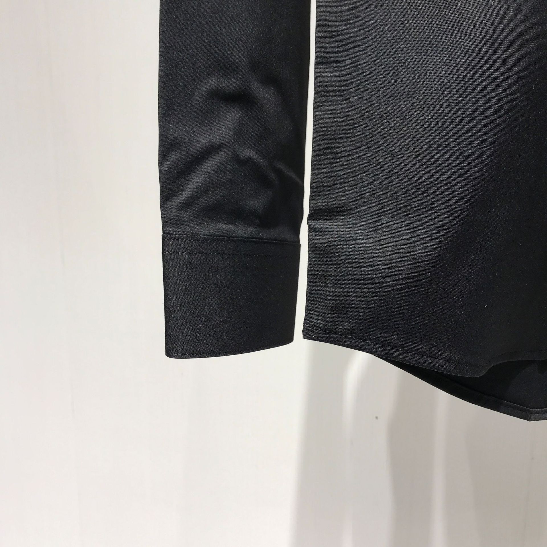 胸口蜜蜂刺绣黑白