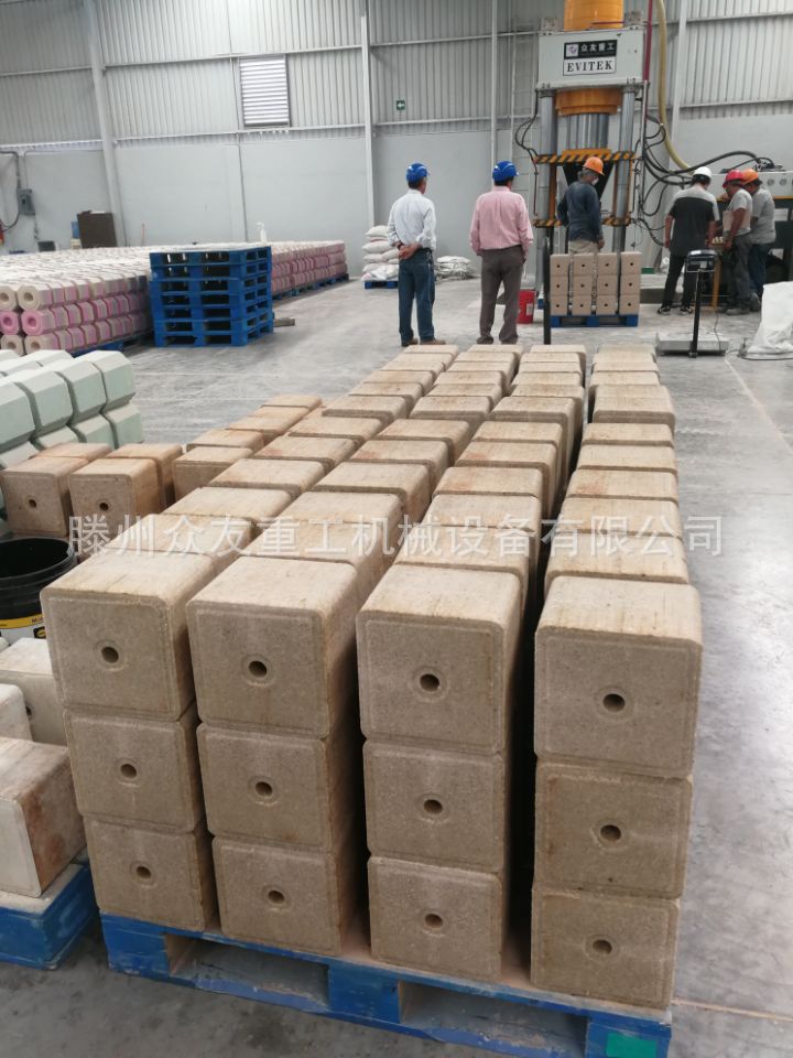 800吨盐砖机生产盐砖客户现场jpg (4)