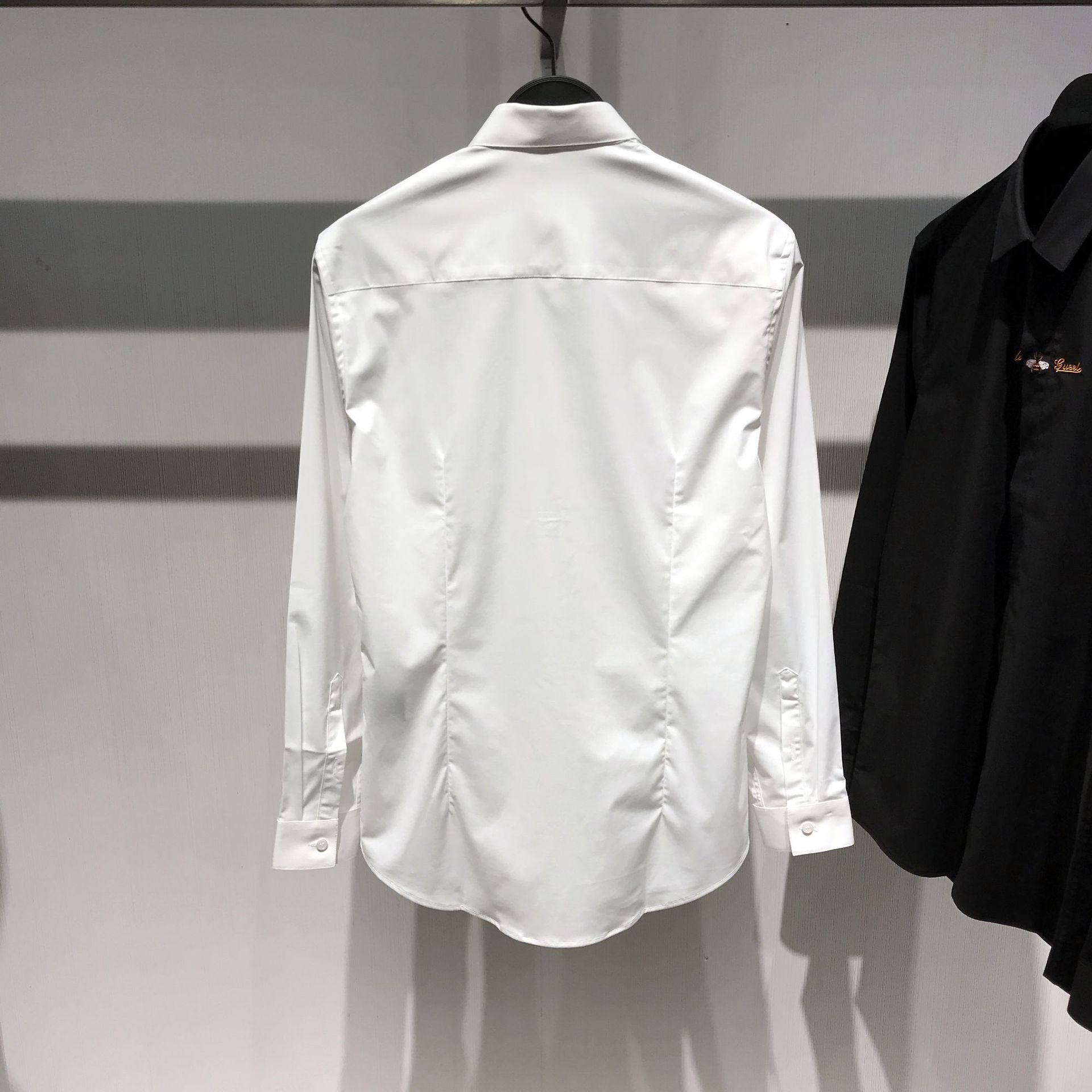 胸口蜜蜂刺绣黑白