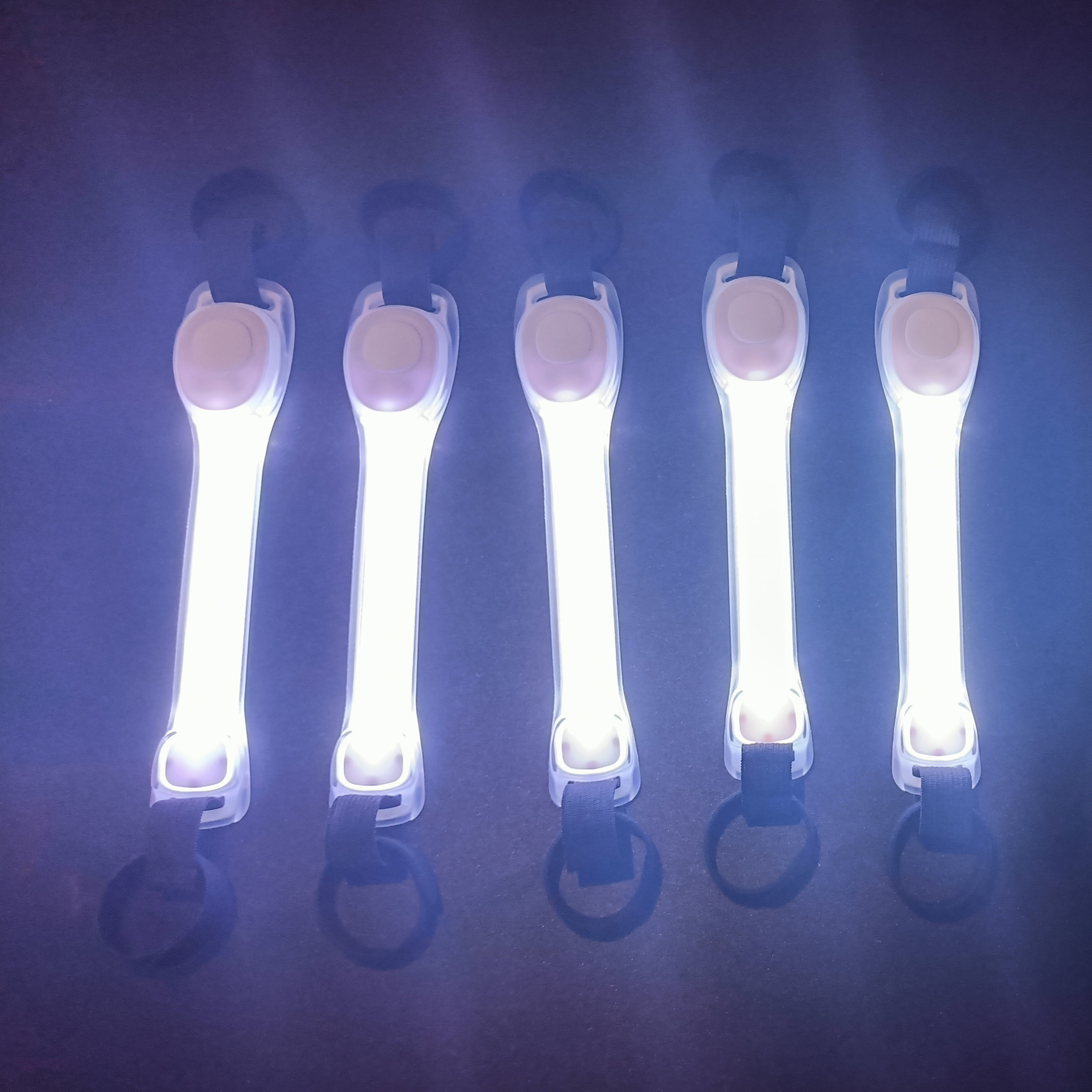 宠物果冻百搭LED夜光吊坠宠物发光绑带发光安全灯狗狗发光项圈