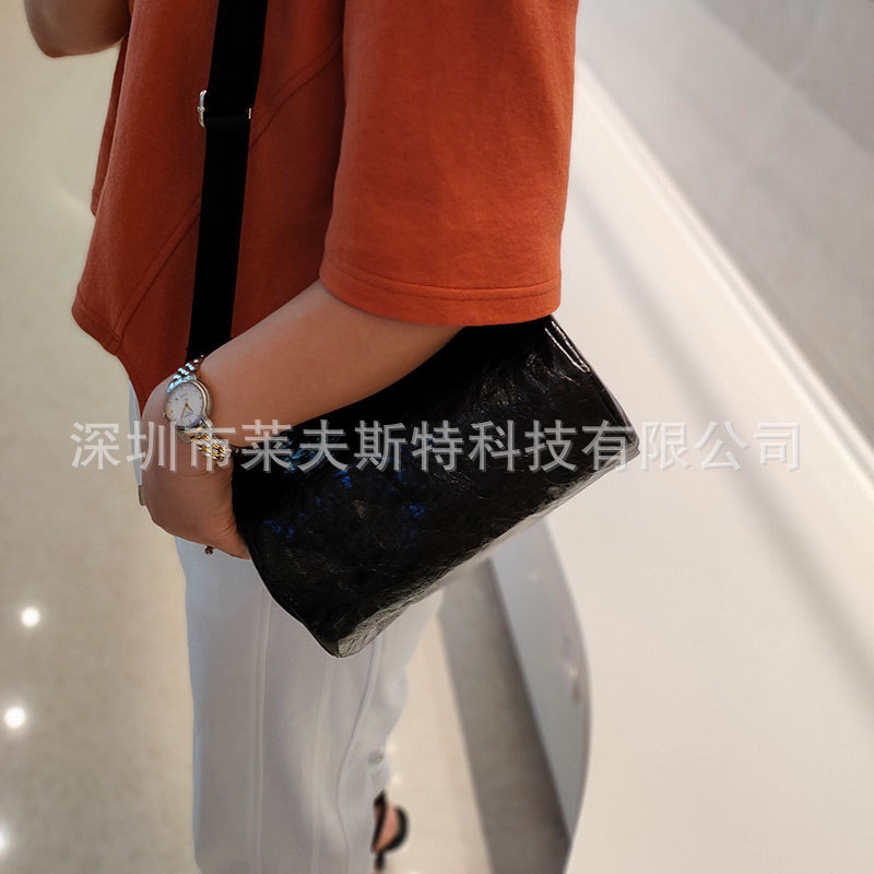 黑色揉纹挎包1.jpg