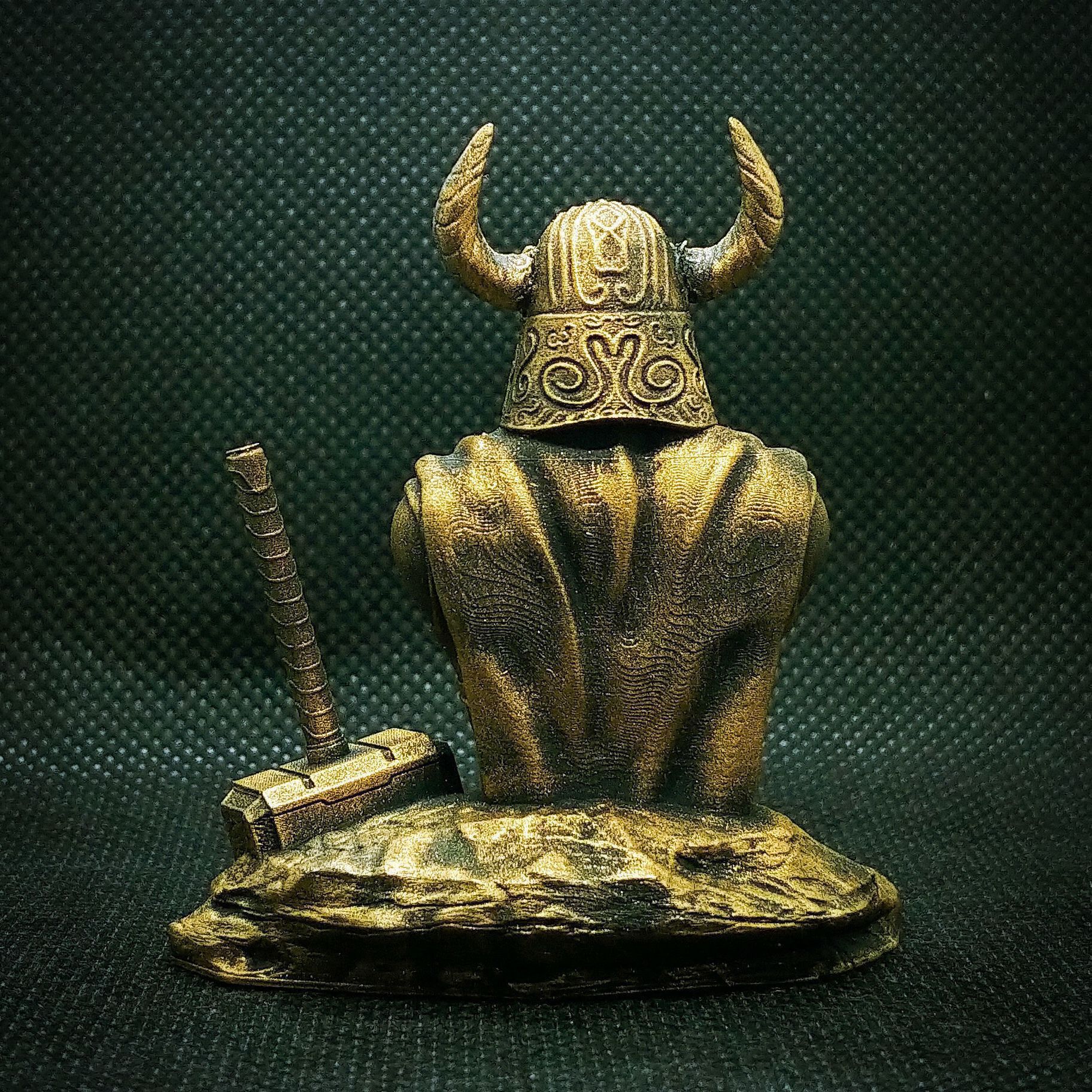 西方北欧神话雕像众神之父奥丁与雷神之锤