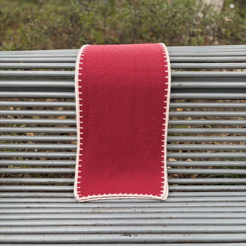 25.锁边针织圣诞红（180X30cm左右，275g左右）