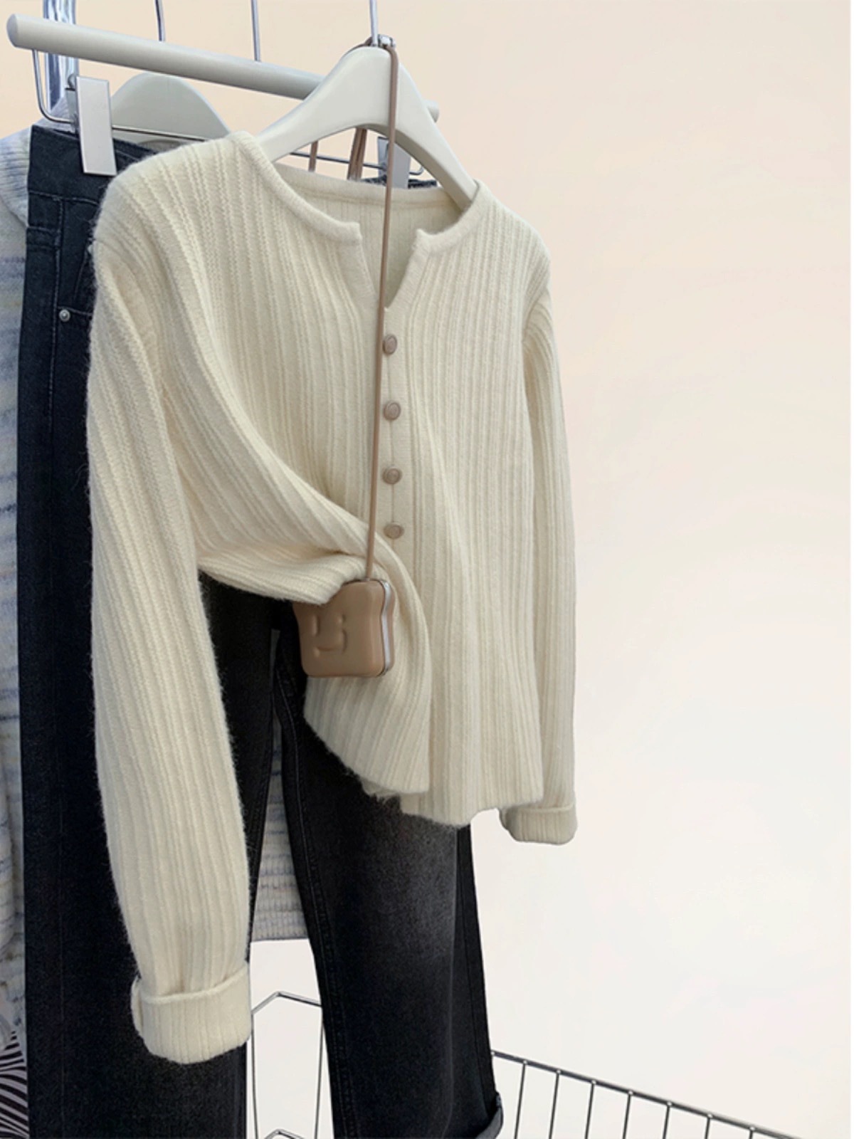 复制_秋冬v领仿羊毛针织衫女宽松显瘦内搭显瘦针.jpg?x-oss-process=image/format,png