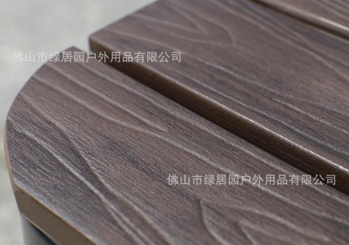 黑框咖啡色塑木桌椅