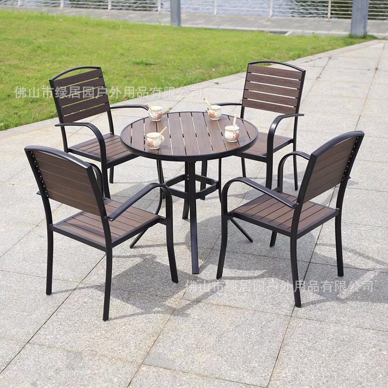 黑框咖啡色塑木桌椅