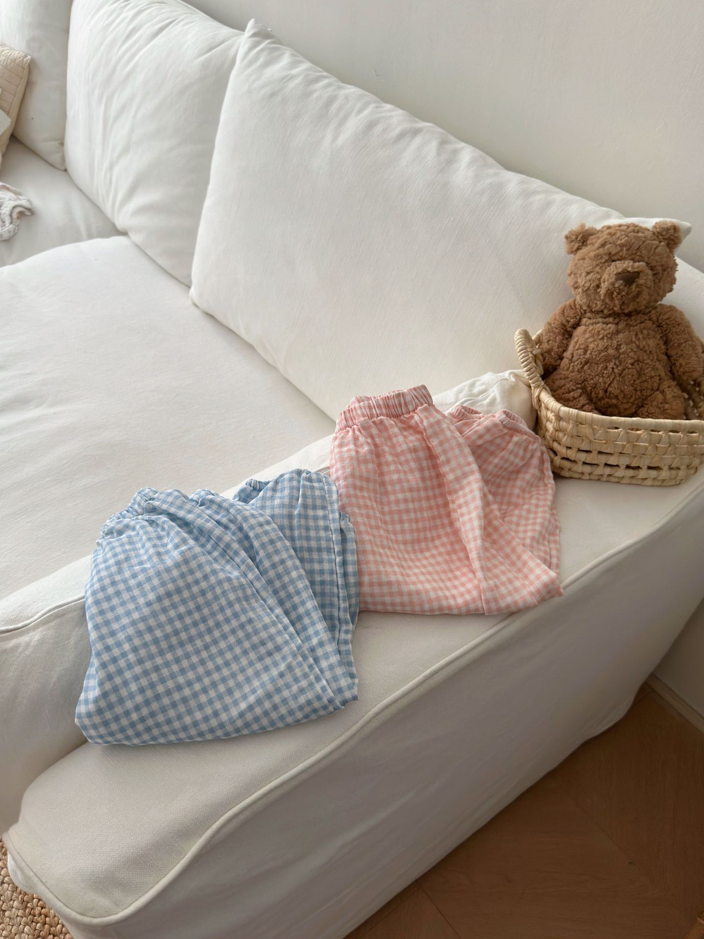 B5749A4C-7918-438C-8CF7-1F4041