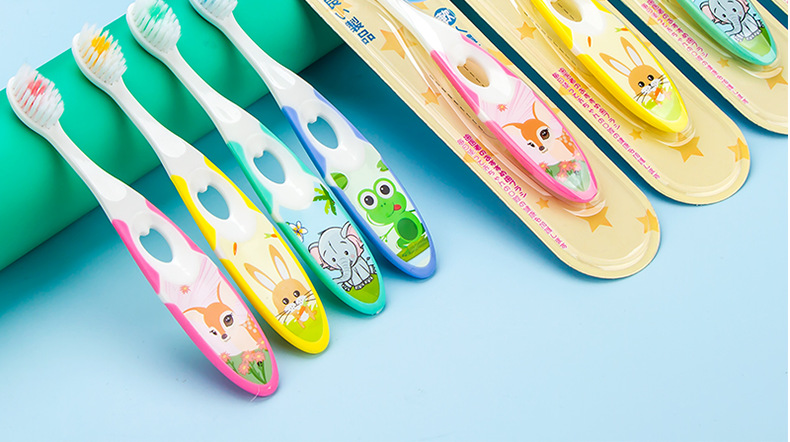 儿童牙刷软毛地摊货源2二元家庭日用品百货一件代发牙刷工厂批发