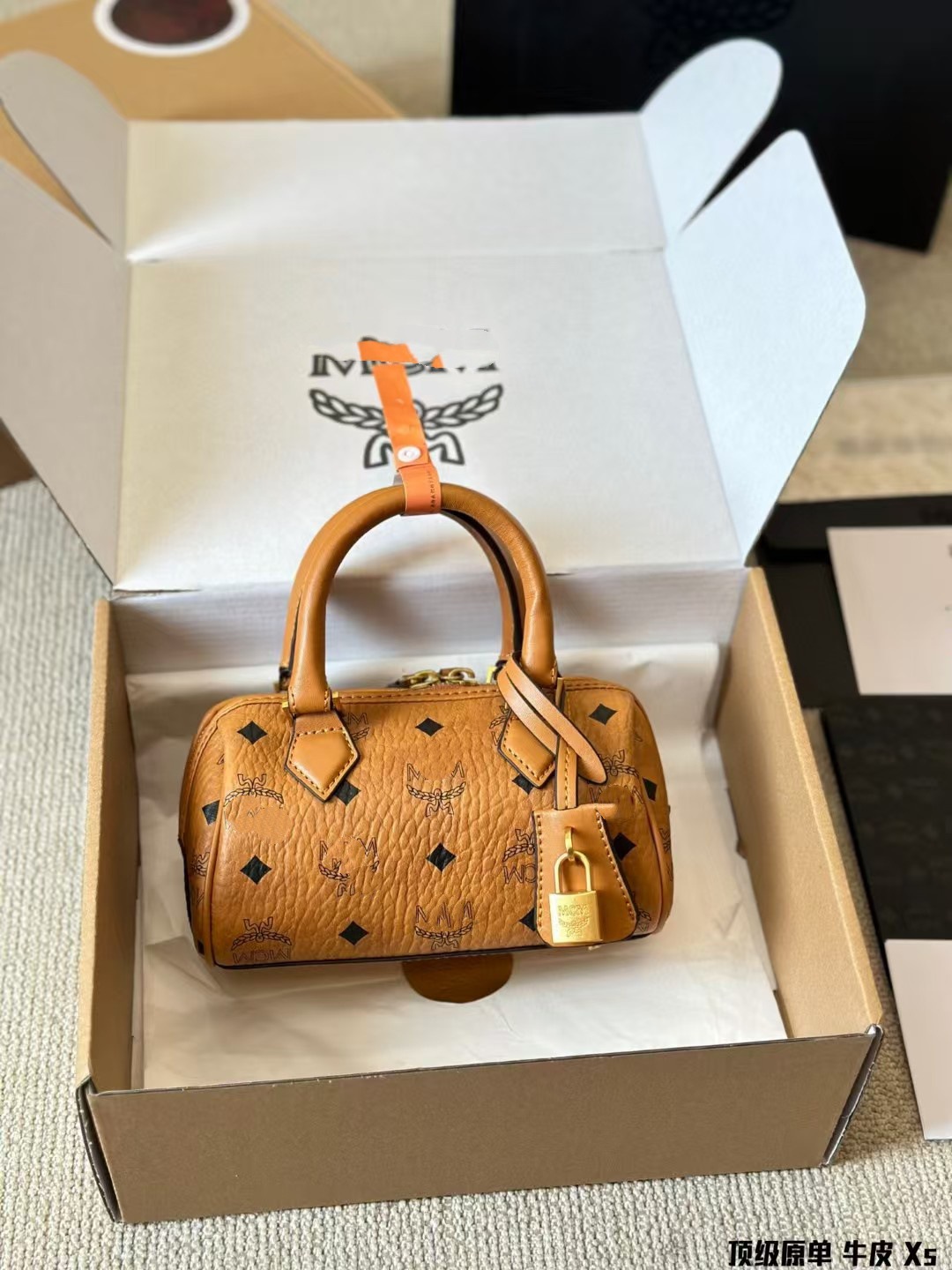 棕色mcm