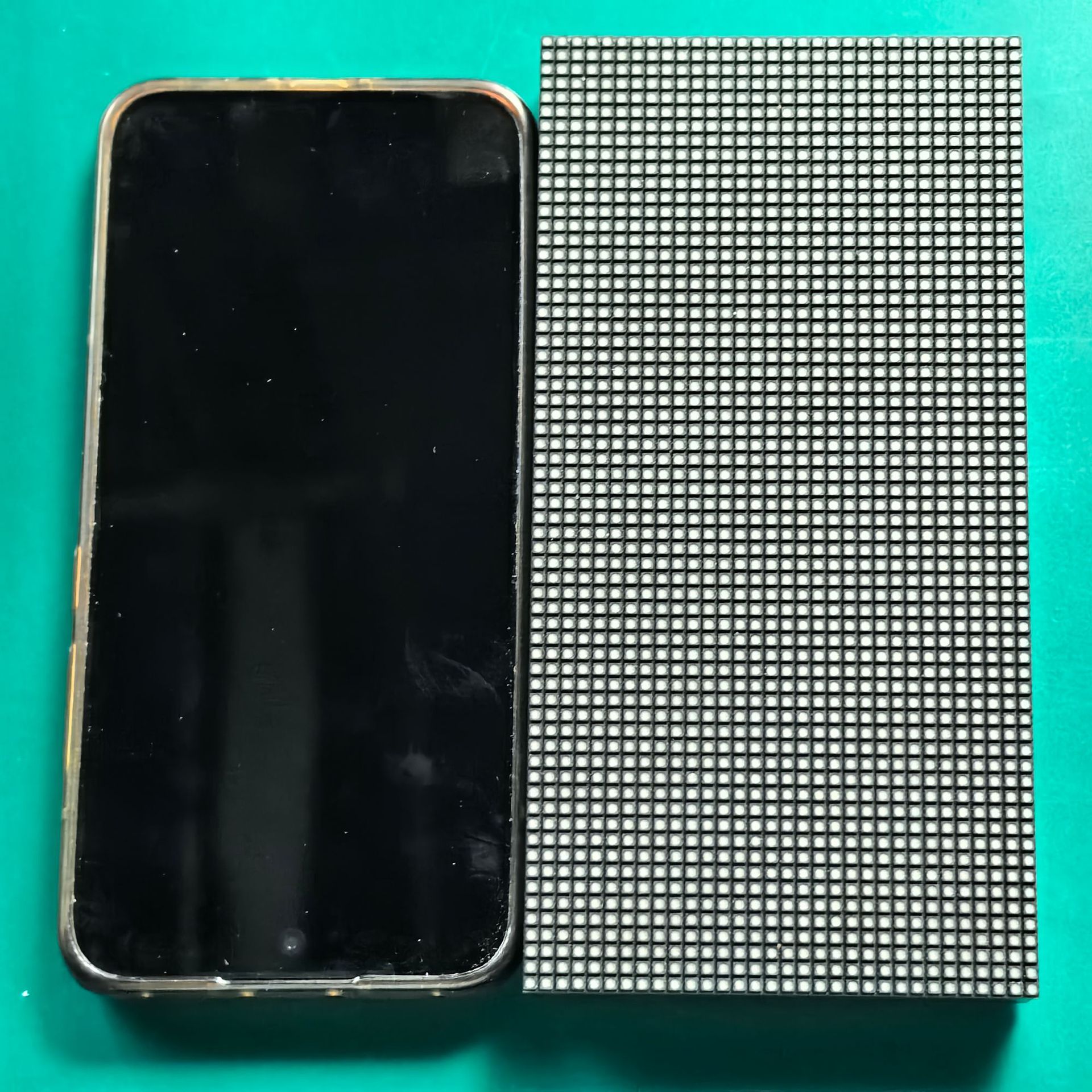 P2.5小板与手机对比照