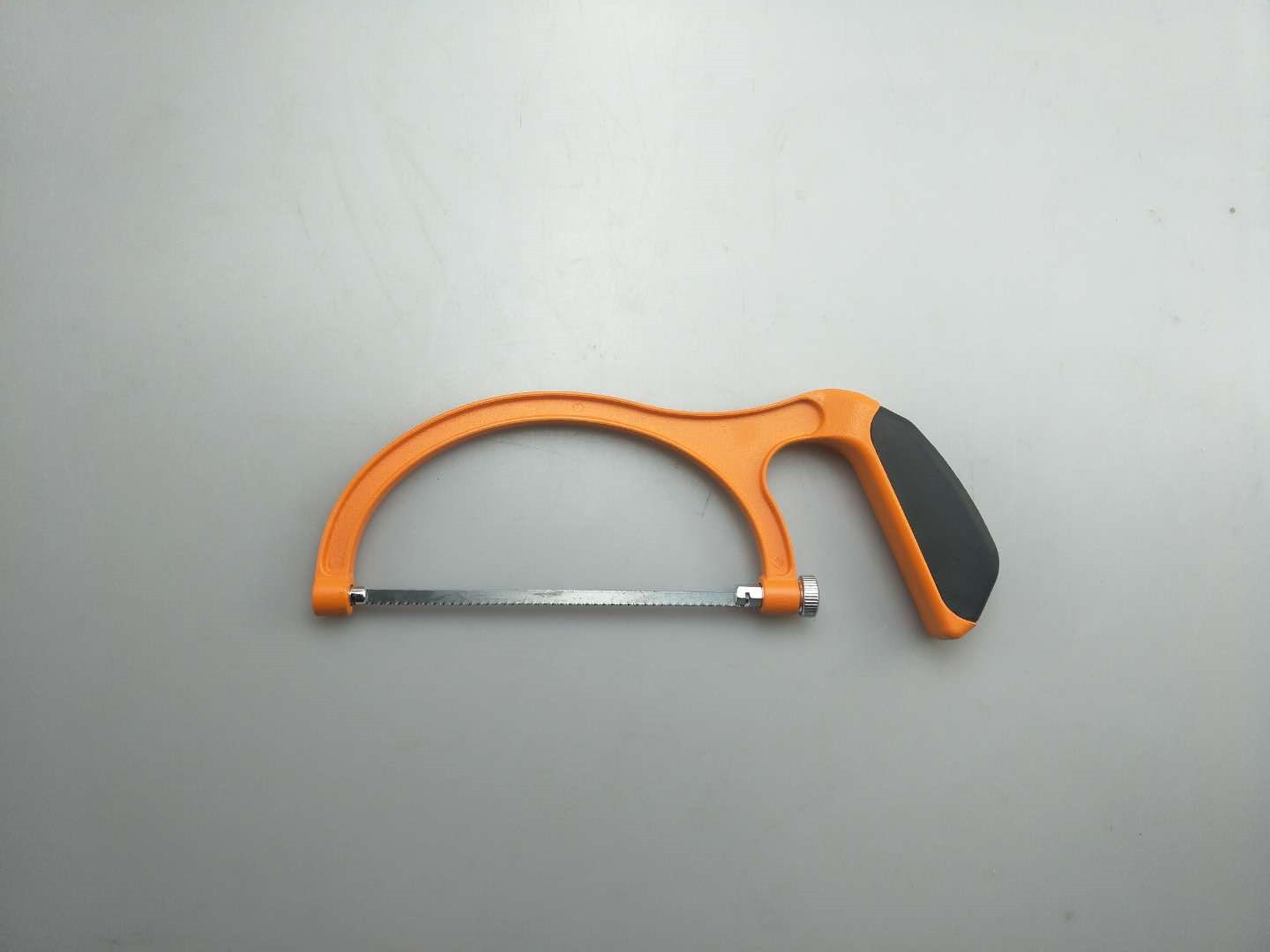 H0643B-0226 弓形小锯磨砂桔红架黑塑柄-120PC