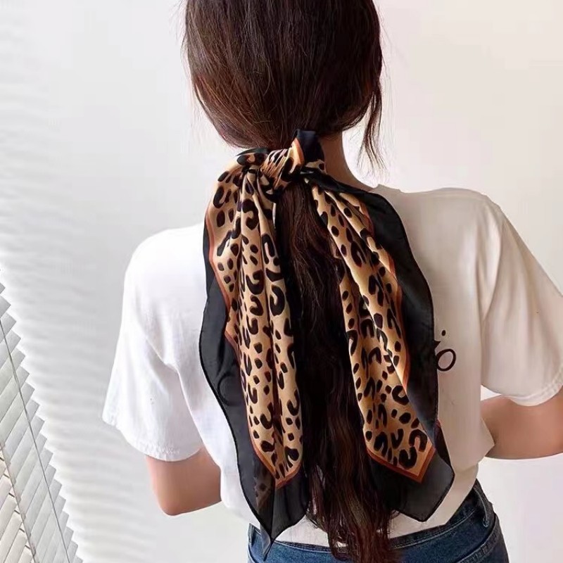 C豹条纹腰果丝巾