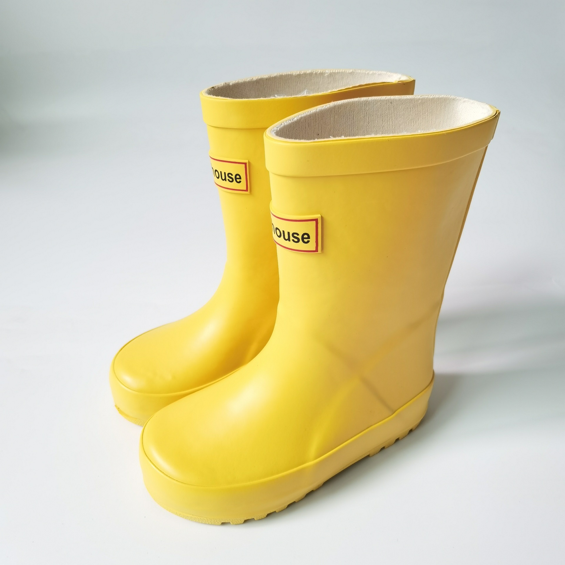 纯色黄色雨鞋