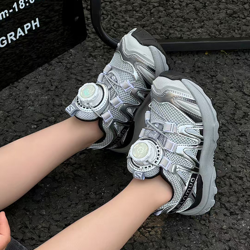 旋转纽扣老爹鞋