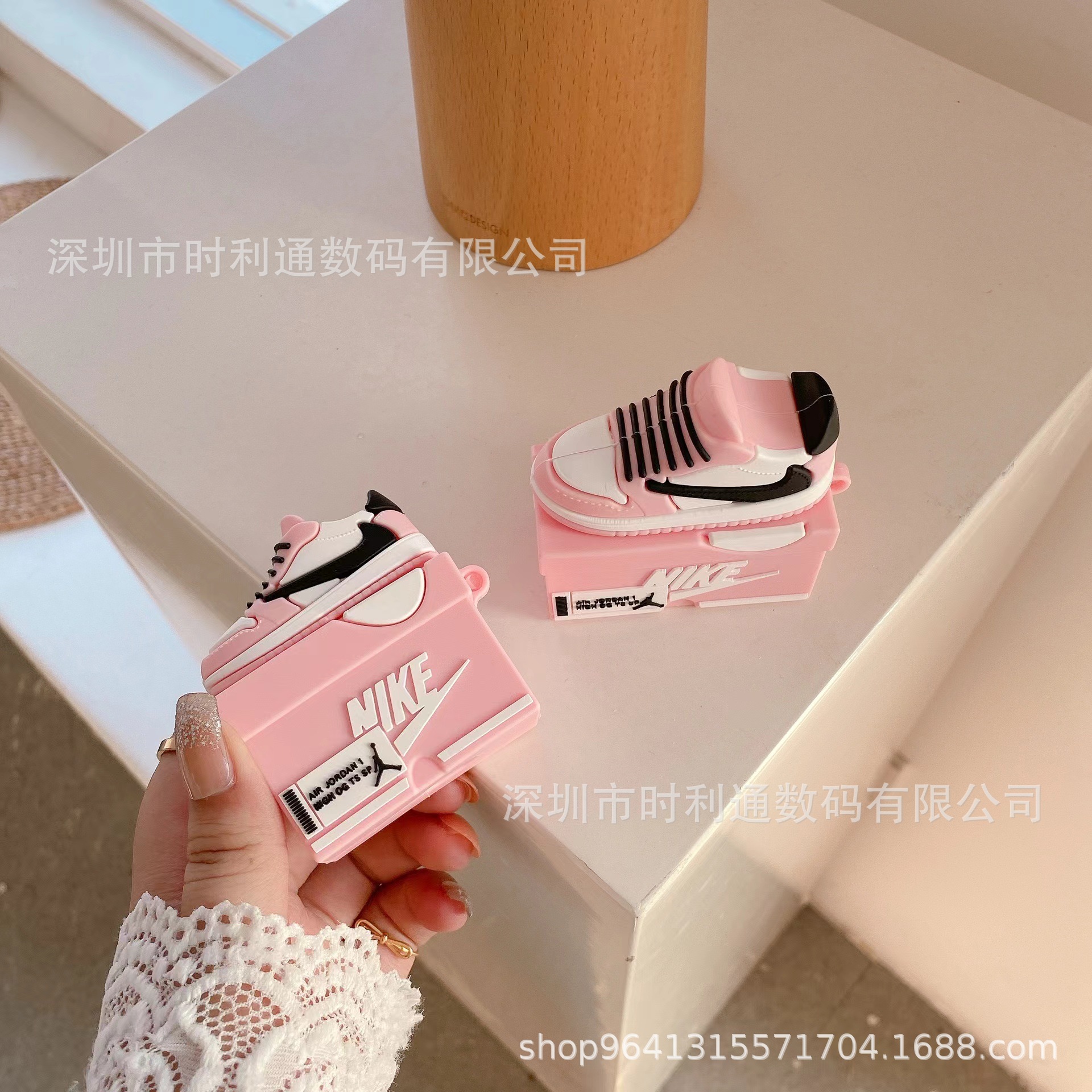 粉鞋黑标鞋盒+登山扣.jpg