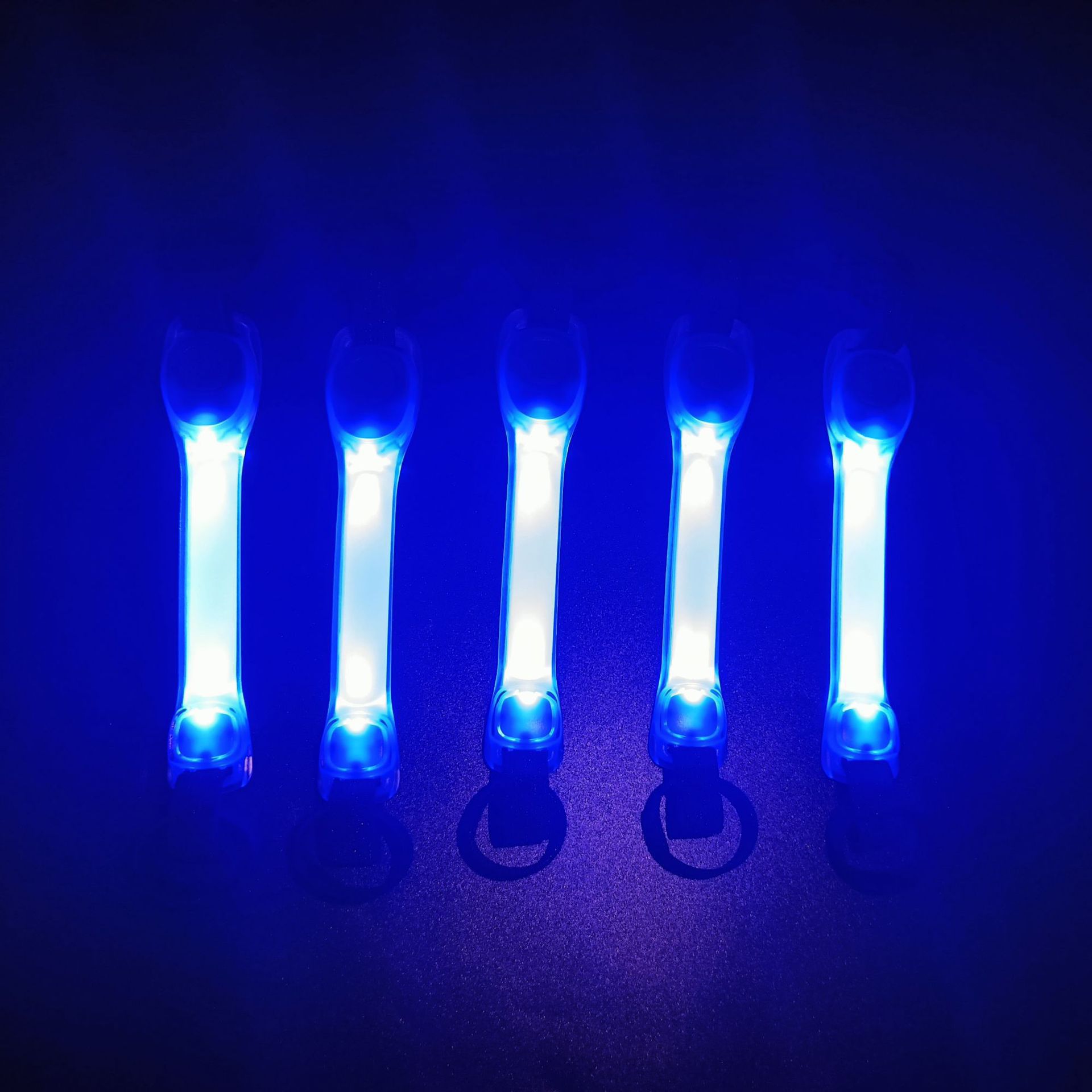 宠物果冻百搭LED夜光吊坠宠物发光绑带发光安全灯狗狗发光项圈