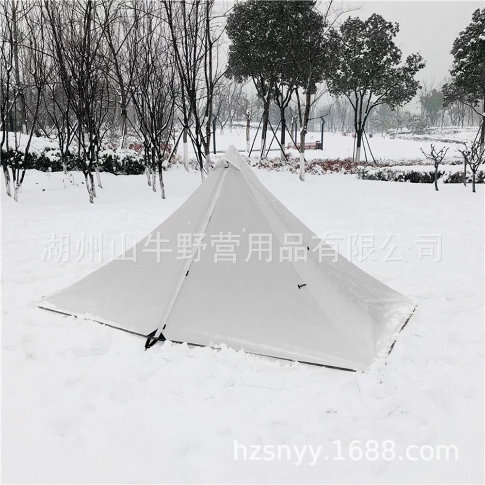 灰白色雪地金字塔帐.png