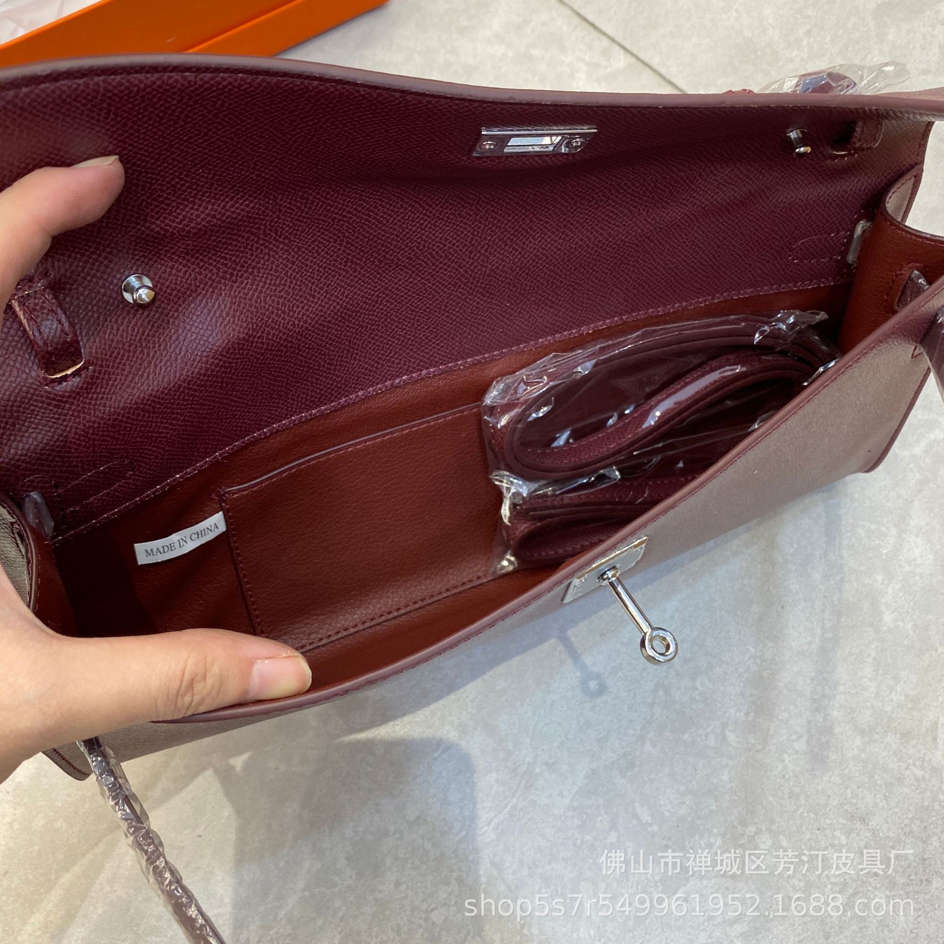 银扣凯莉钱包（盒斜挎