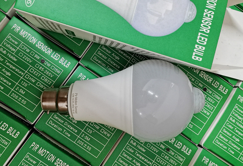SKU塑包铝人体红外感应灯泡b22卡口.jpg
