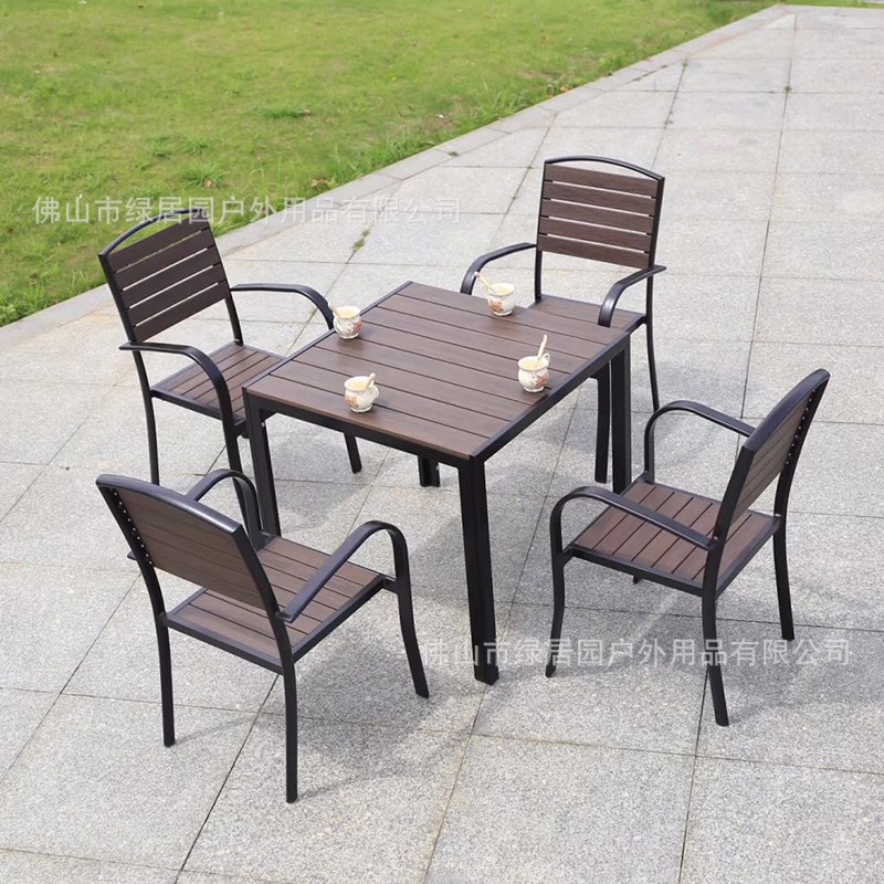 黑框咖啡色塑木桌椅