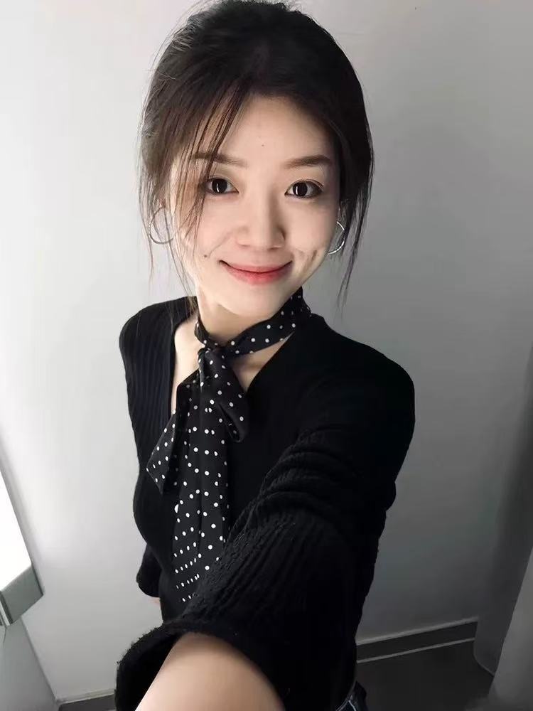 圆点长条丝巾