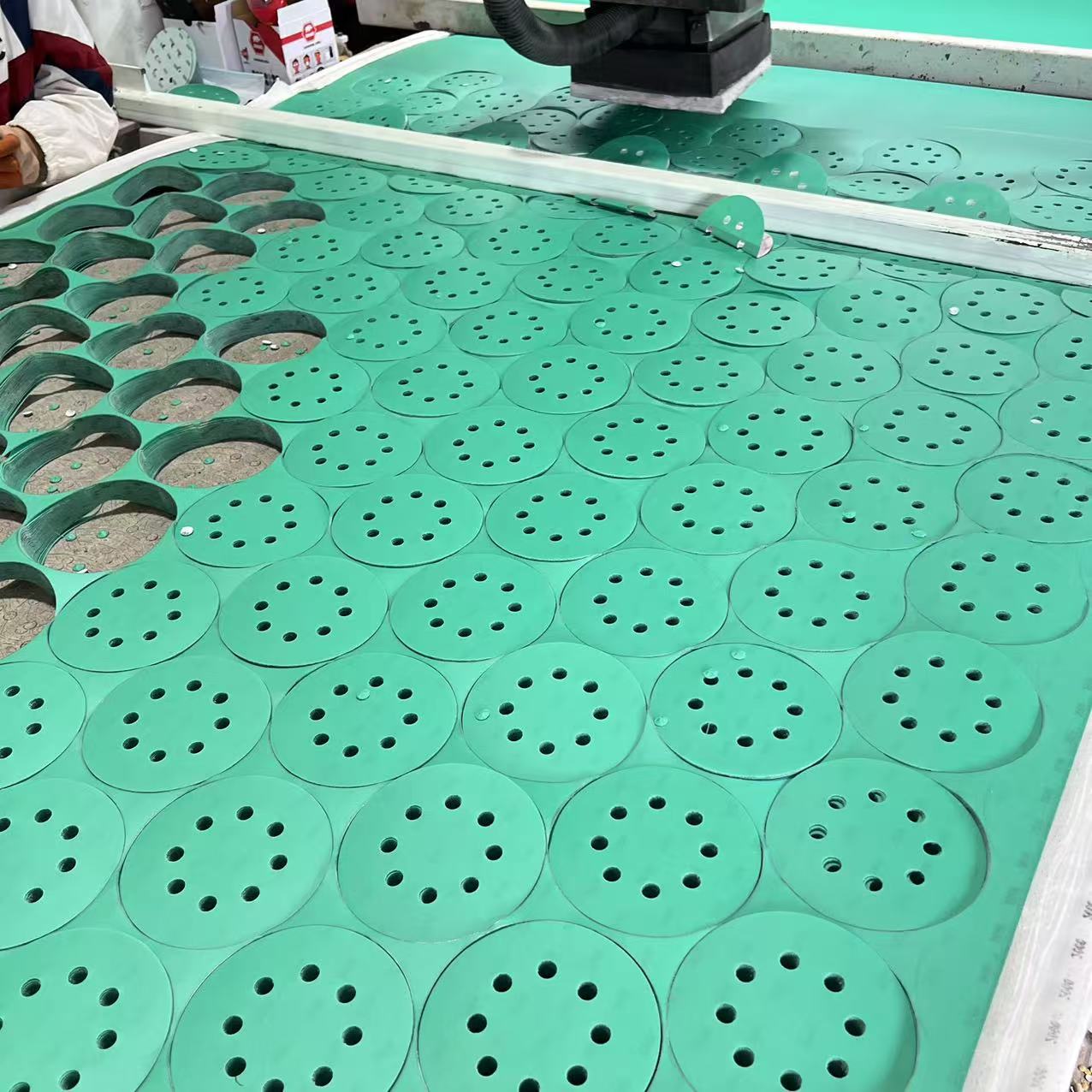 绿砂5寸8孔磨砂纸