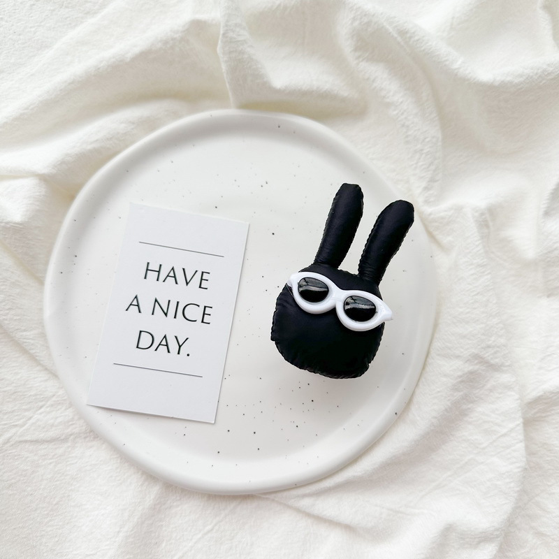 未标题-1-恢复的-恢复的_0003_白支架-砰砰眼镜兔子-