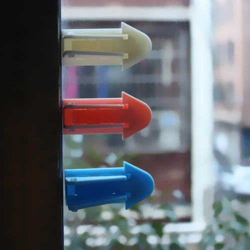 Child safety sliding window lock Adhesive sliding door pusher Anti-fall baby safety glass window lock