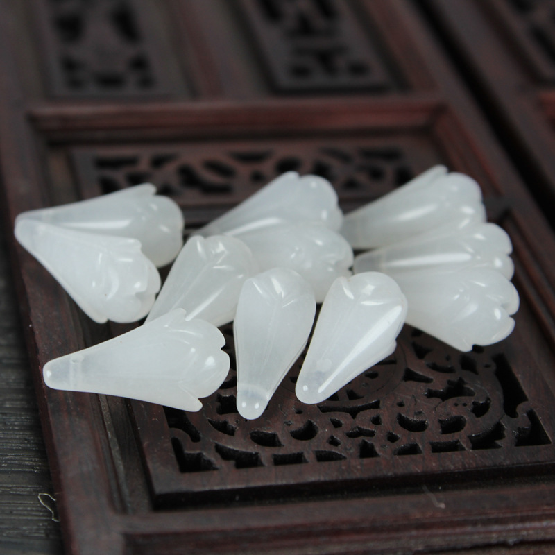厂家直销新疆白玉玉兰花立体雕刻耳坠 玉石diy手串吊坠配件半成品