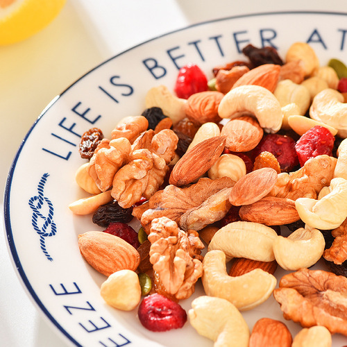 Mix Nuts Everyday Snowflake Crisp & Raisin Candy 45 Bags * 250g, Buy 2 for 1 Box