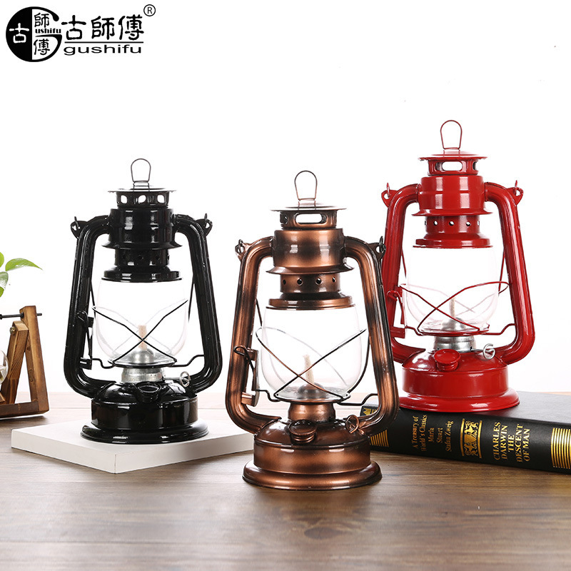 European antique old-fashioned oil lamp bronze handle kerosene lamp Old Horse Lantern Iron shooting props wholesale European antique old-fashioned oil lamp bronze handle kerosene lamp Old Horse Lantern Iron shooting props wholesale