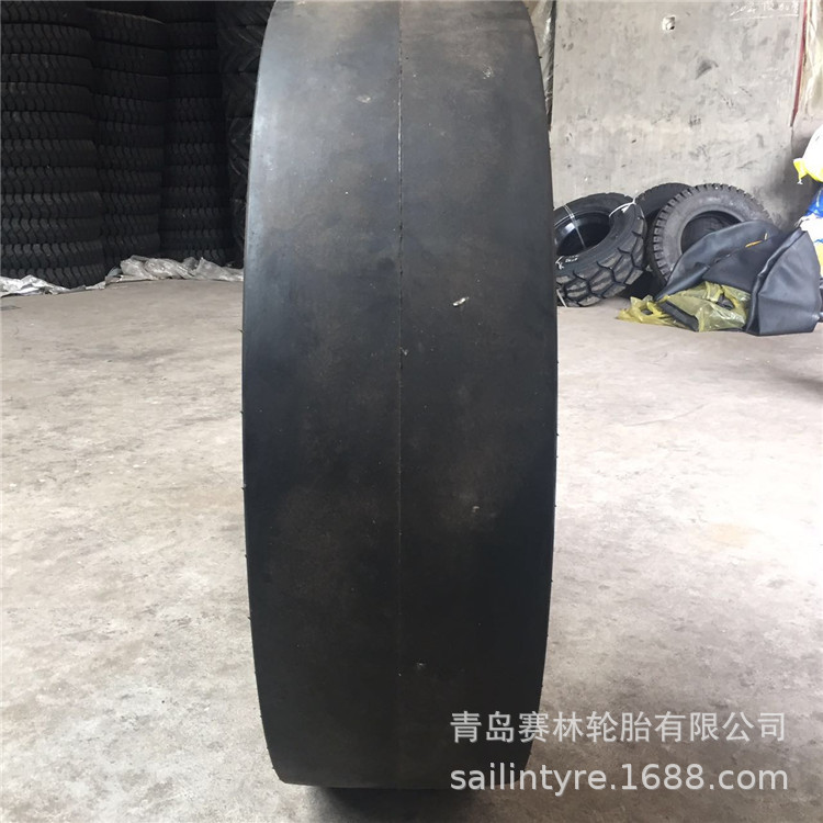 现货供应光面轮胎11.00-20 胶轮压路机轮胎