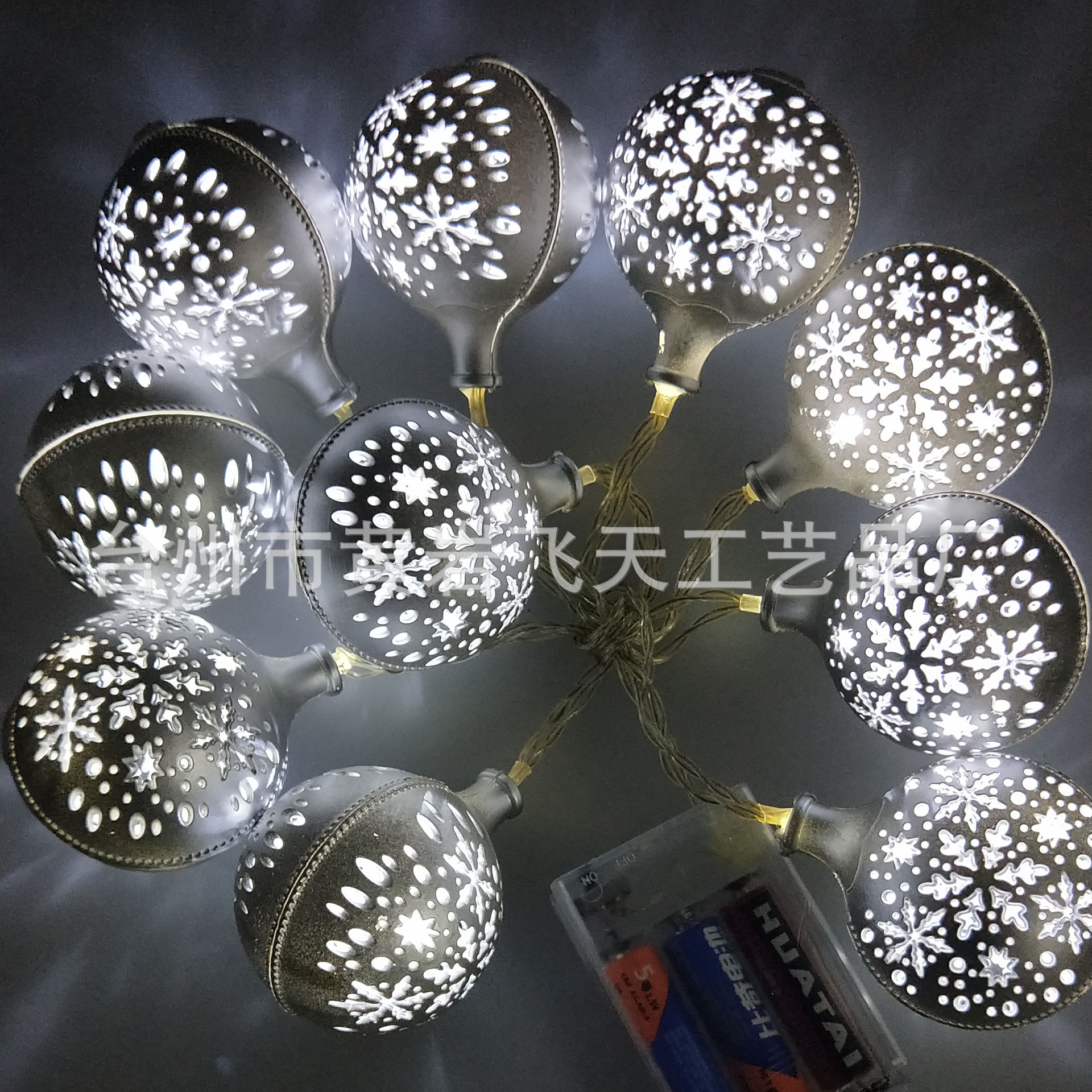 6cm银色电镀镂空雪花球节日庭院派对装饰挂件电池灯 塑料暖白光灯