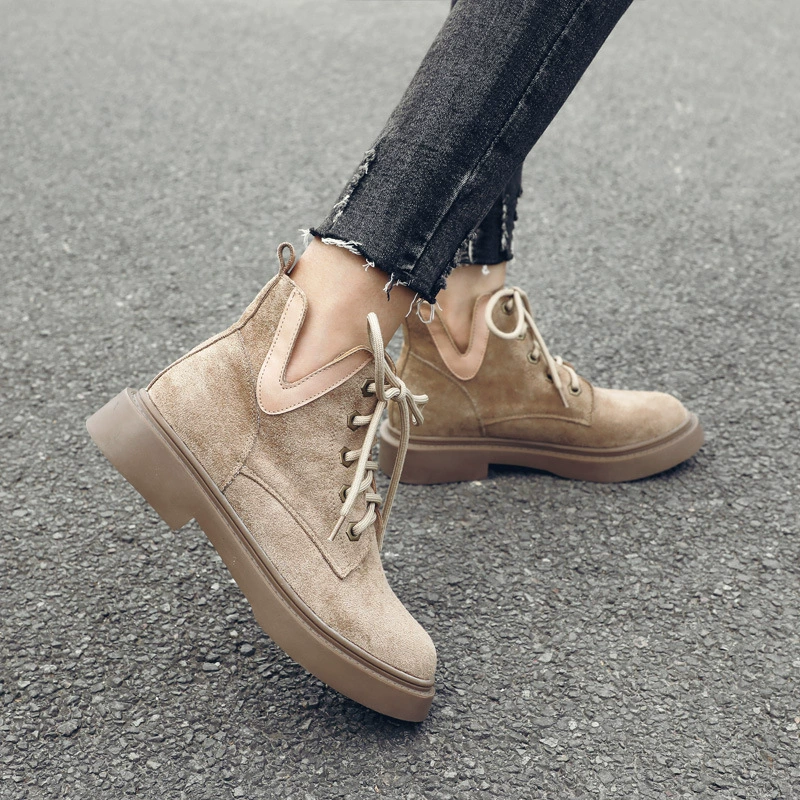 Женские ботинки Qiangshengda INS Martin, короткие ботинки в британском стиле, короткие ботинки на массивном каблуке осень/зима 2025 года, корейская версия, универсальные, на флисовой подкладке и утолщенные.