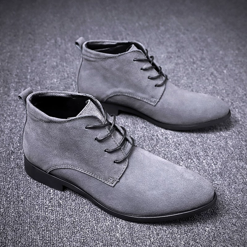 Весенне-осенне-зимняя мужская обувь Короткие ботинки Повседневная обувь больших размеров Трансграничный верх средней высоты Модные мигающие маленькие кожаные ботинки с острым носком в европейском и американском стиле