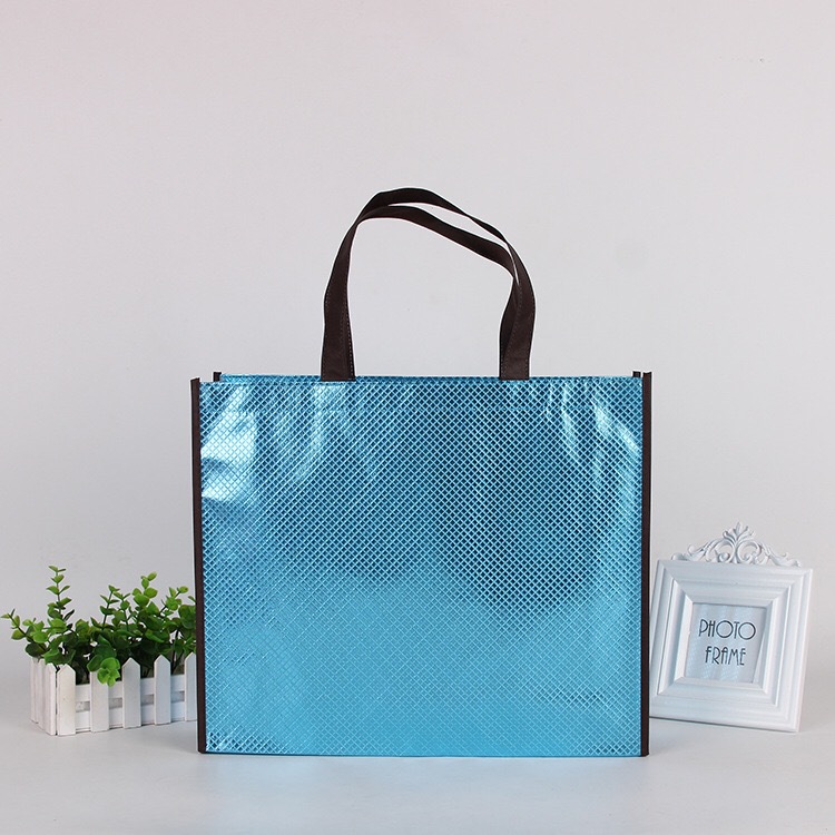 源头工厂镭射金银膜无纺布袋定制覆膜袋手提袋彩色腹膜铝膜袋现货