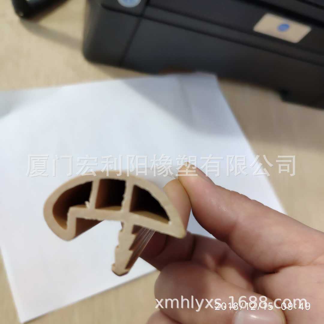 防城港市门窗扶手PVC护边护条PVC背板夹条 工程塑胶异型材pvc卡布