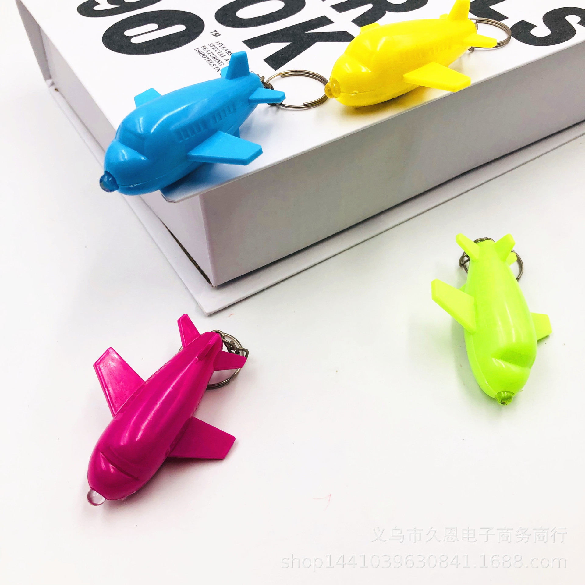 Luminoso LED llavero luz colgante accesorios juguetes para niños un yuan pequeño regalo logotipo imprimible