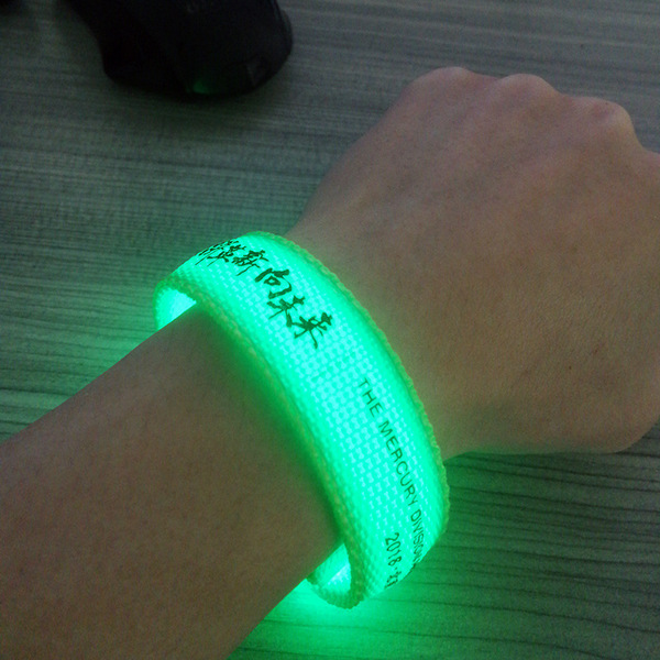Fluorescence flashing bracelet