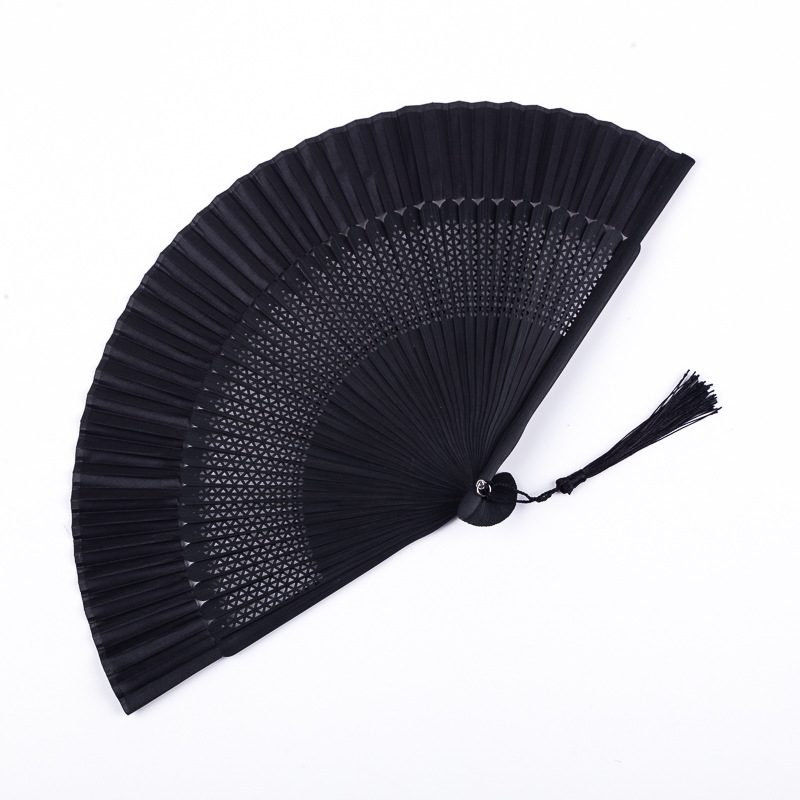 2 개의 녹색 열린 작은 창 속이 빈 검은 얼굴