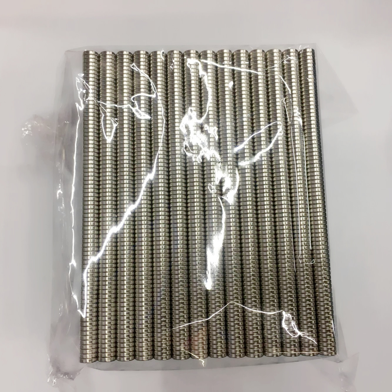 供应耳钉磁铁饰品配件，圆形白色强力磁钢3*1  4*1 现货供应