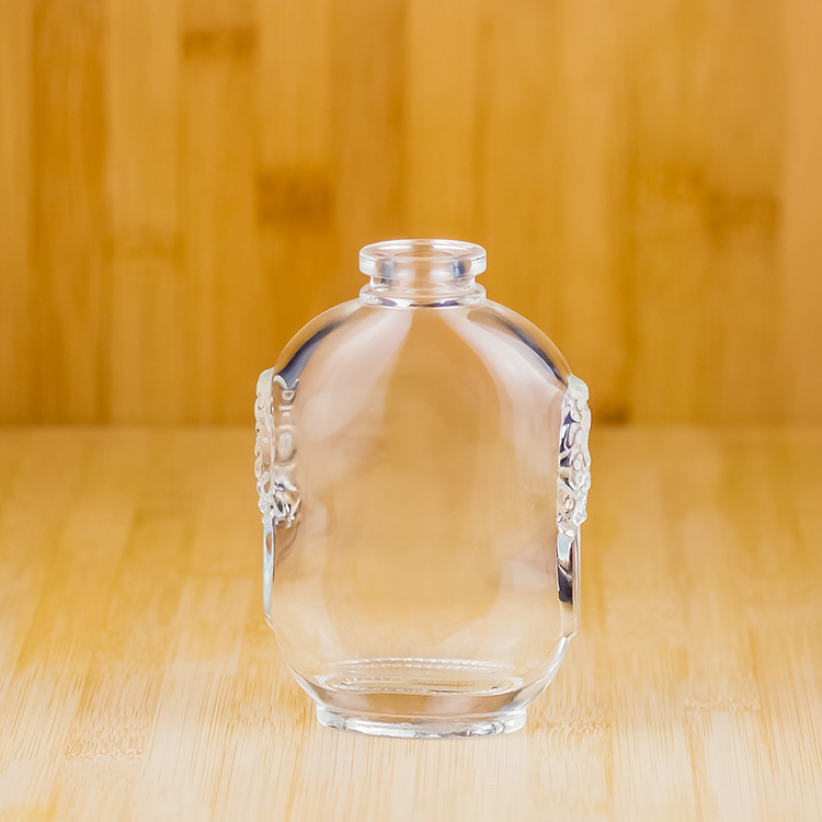 厂家长期供应晶白料透明玻璃瓶 125ml白酒小瓶二两半两侧花纹扁瓶