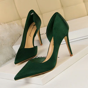 830-3 European and American style slim high heels， satin， shallow cut， pointed side cutout， sexy nightclub， slimming sin