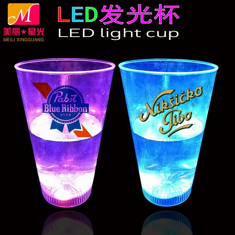 Nuevo estilo creativo Taza luminosa brillante con agua Plataforma transfronteriza Taza luminosa de plástico de grado alimenticio con sensor de agua LED