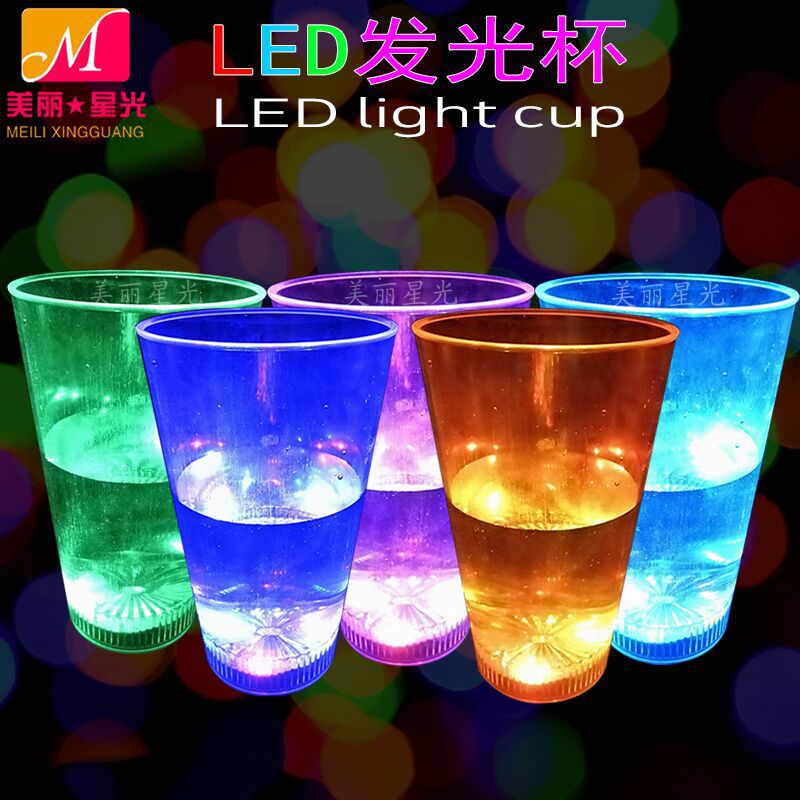 La plataforma transfronteriza de la taza luminosa led al por mayor de la fábrica brilla en el agua. La taza luminosa de plástico de 500ml se puede imprimir en una gran superficie
