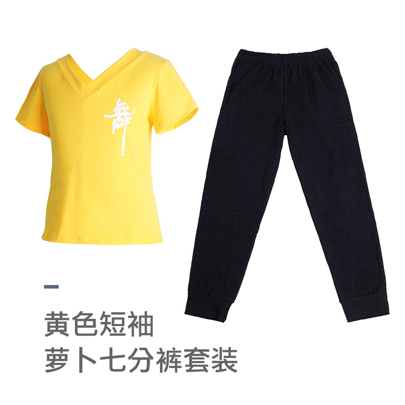 Top amarillo de manga corta con cuello en V pantalones cortos de rábano