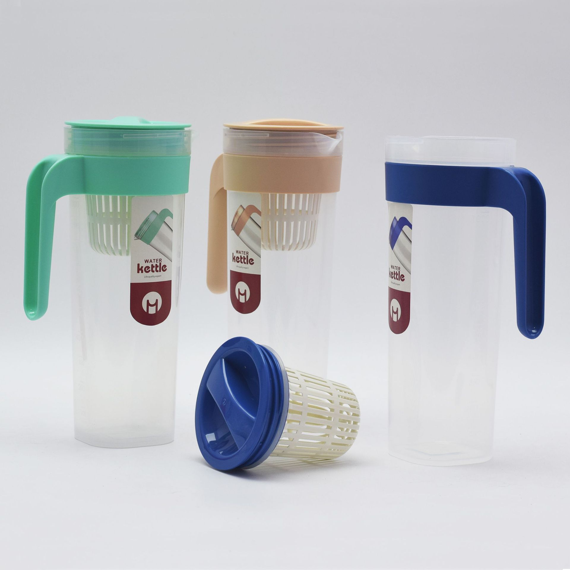 Hogar al aire libre picnic una olla cuatro tazas de mano de plástico botella de agua fría traje sellado botella de agua fría con colador