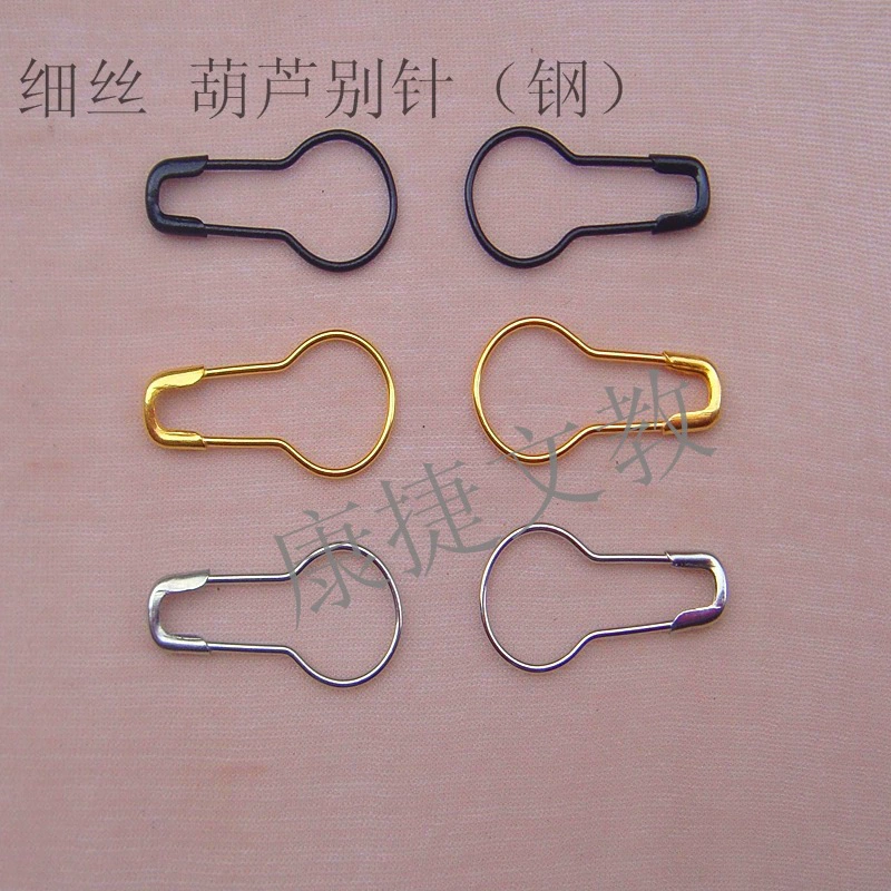 Производитель поставляет фирменную бирку для одежды