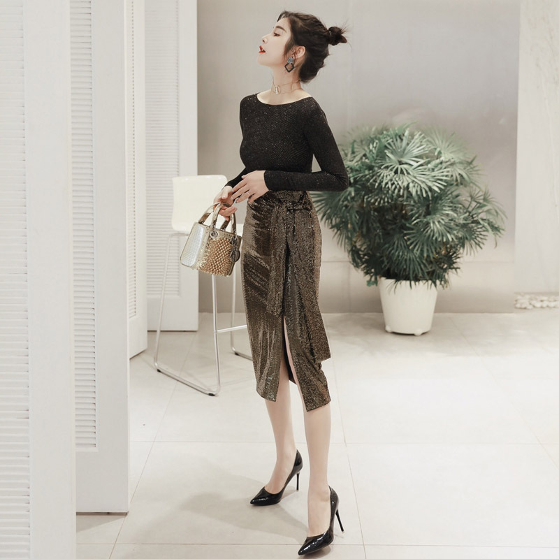 Bộ thời trang hai mảnh nữ kiểu Pháp đính chỉ sáng bóng, thiết kế ôm dáng — Bộ lụa vàng