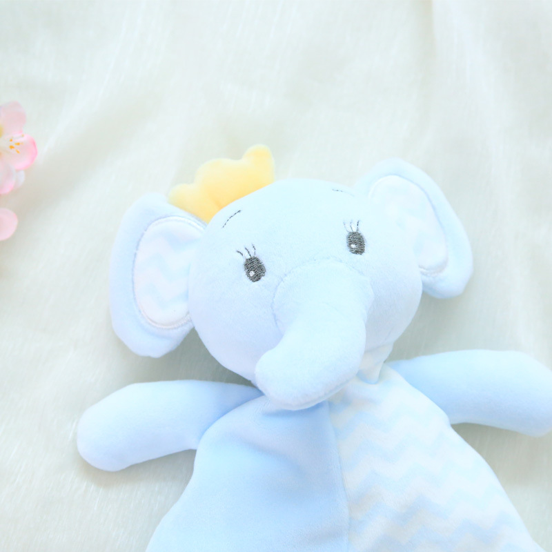 Маленький слон успокаивающий полотенце